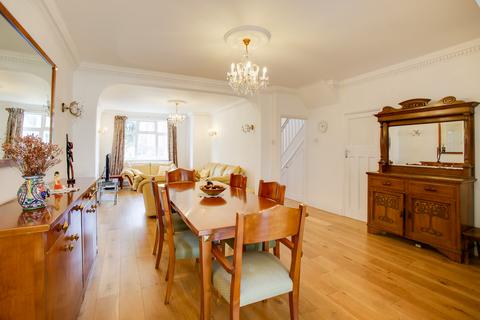 104 Princes Avenue, London, W3 8LT