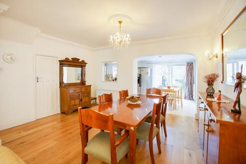 104 Princes Avenue, London, W3 8LT