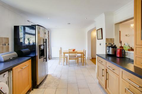 104 Princes Avenue, London, W3 8LT