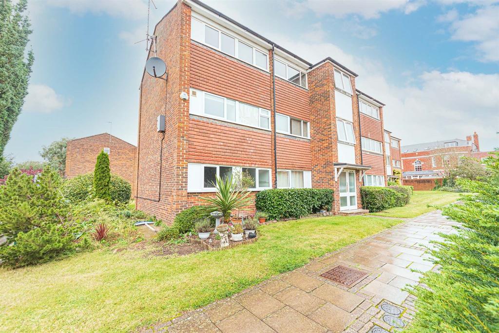 Elms Road, Wokingham, RG40 2 bed apartment £1,100 pcm (£254 pw)