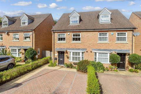19 White Hill Close, Caterham, CR3 6EY