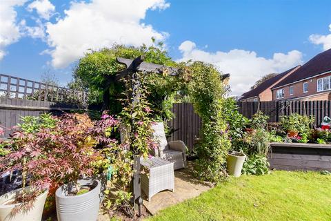 19 White Hill Close, Caterham, CR3 6EY