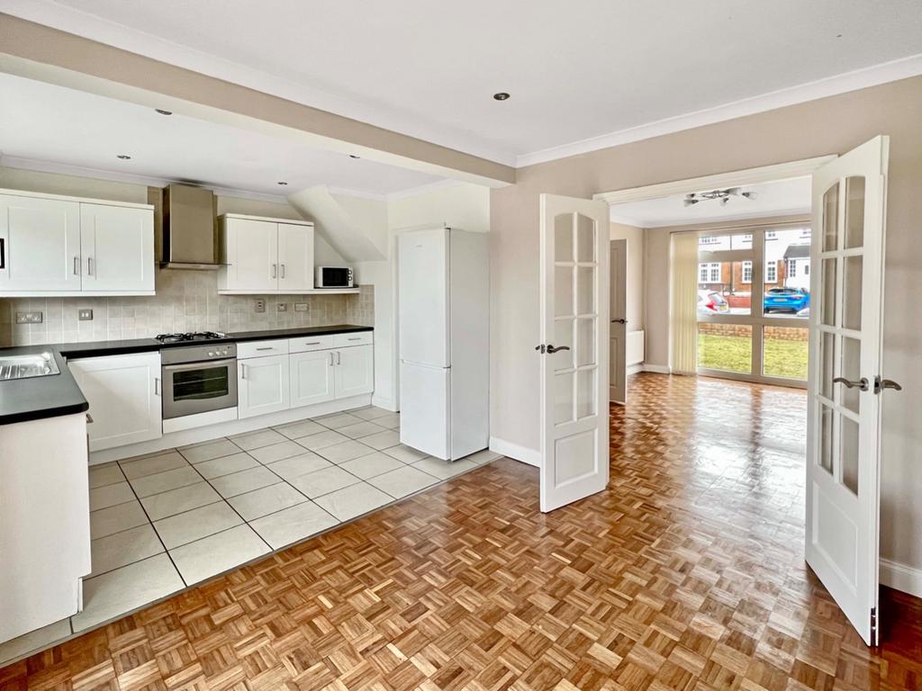 Chalk Road, Gravesend, Kent, DA12 3 bed semidetached house £375,000