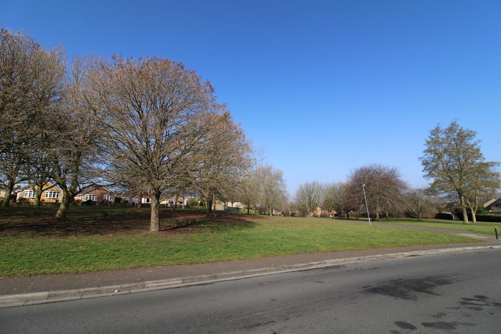 Avonmead, Swindon 3 bed semidetached house £300,000