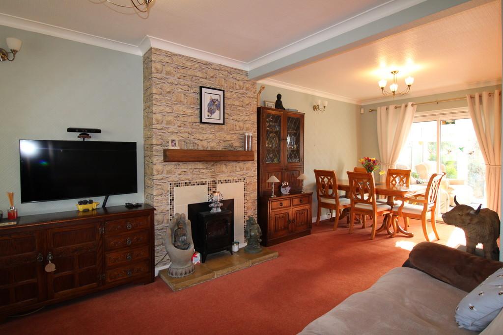 Avonmead, Swindon 3 bed semidetached house £300,000
