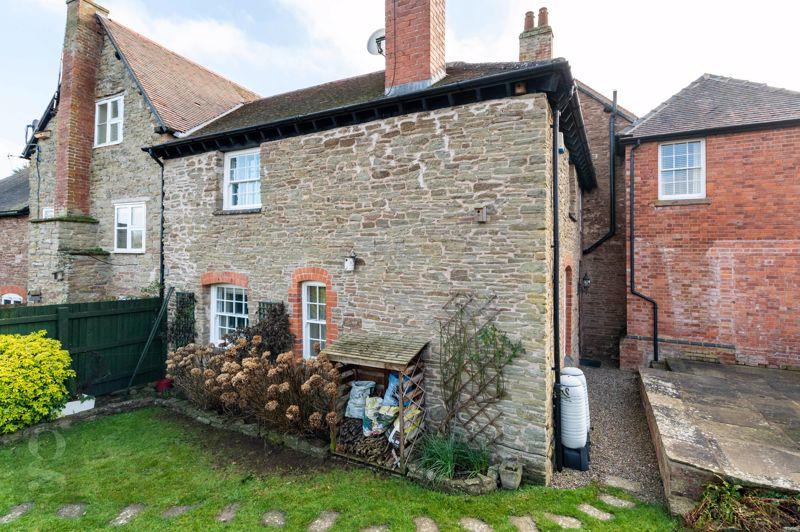 Old Road, Bromyard, HR7 4AT 3 bed cottage £995 pcm (£230 pw)