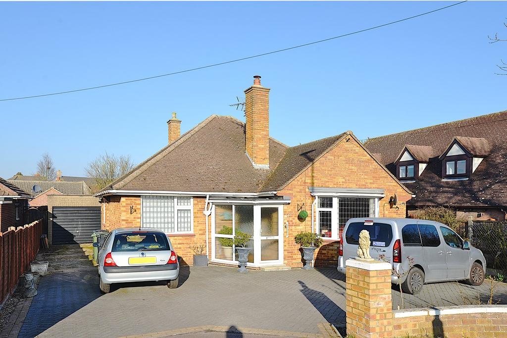 Baldock Road, Stotfold, SG5 3 bed detached bungalow £550,000