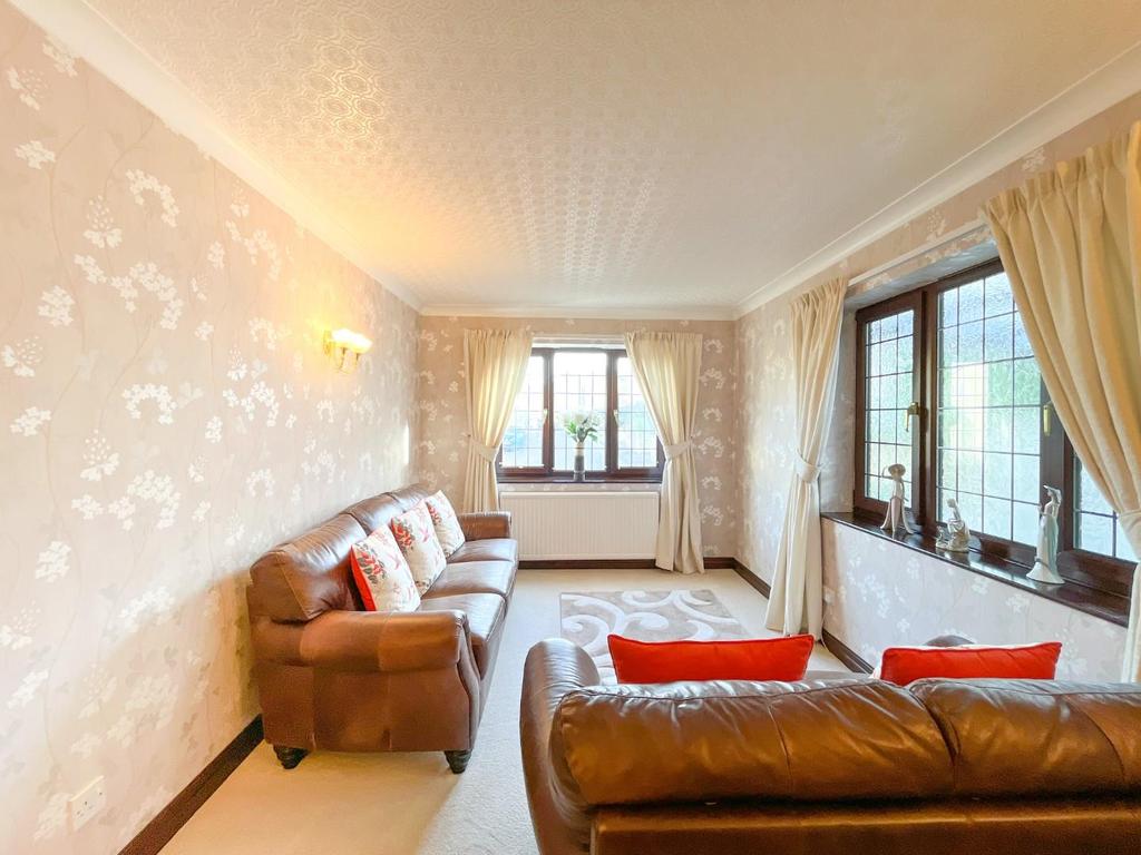 Sandiway Bank, Thornhill. Dewsbury 5 bed detached house £549,000