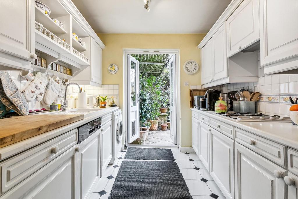 Fully Fitted Kitchen