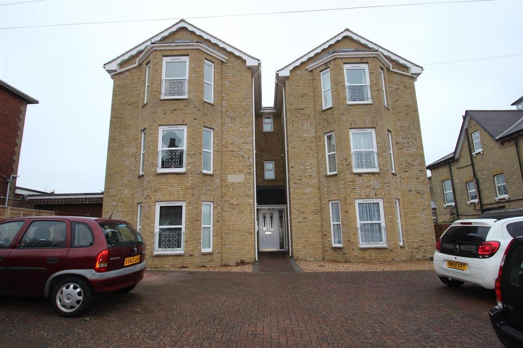 Bellevue Road, Cowes 2 bed apartment £795 pcm (£183 pw)