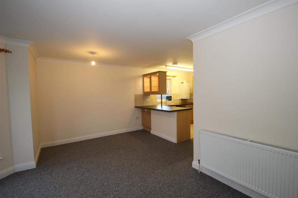 Bellevue Road, Cowes 2 bed apartment £795 pcm (£183 pw)