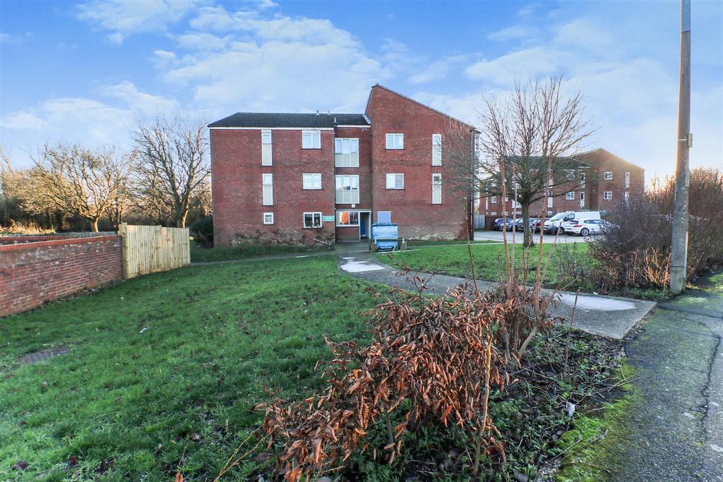 Red Willow, Harlow 2 bed flat £230,000