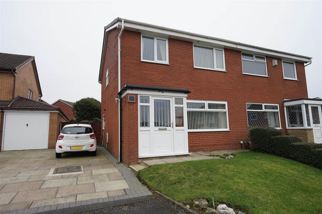 Eskdale Avenue, Blackrod, Bolton 3 bed semidetached house £245,000