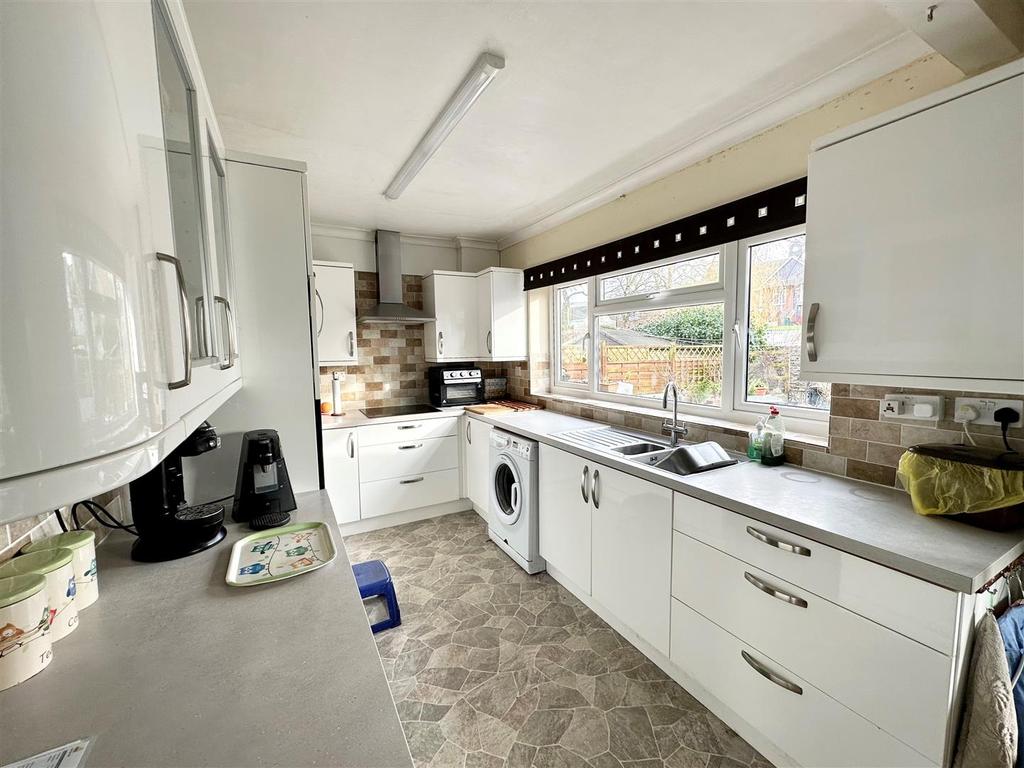 Eden Park, Brixham 4 bed end of terrace house £1,300 pcm (£300 pw)
