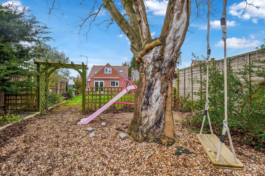 Westholme Road, BidfordOnAvon, Alcester 3 bed detached house £300,000