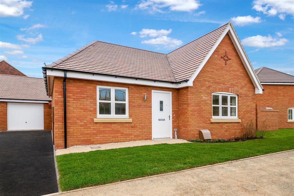 Waterloo Road, BidfordOnAvon, Alcester 2 bed detached bungalow £275,000