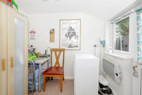 6 Crooks Lane, Studley, B80 7QX