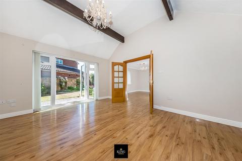16 Abbey Close, Alcester, B49 5QW
