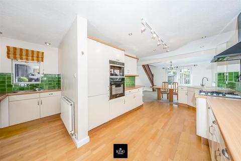 16 Abbey Close, Alcester, B49 5QW