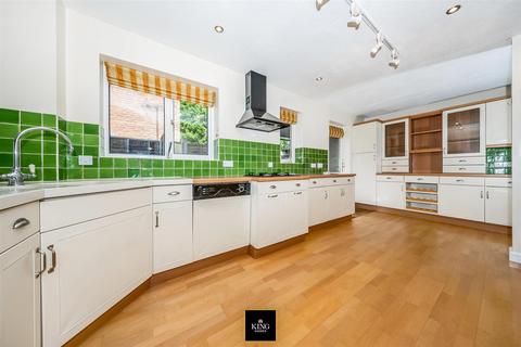 16 Abbey Close, Alcester, B49 5QW