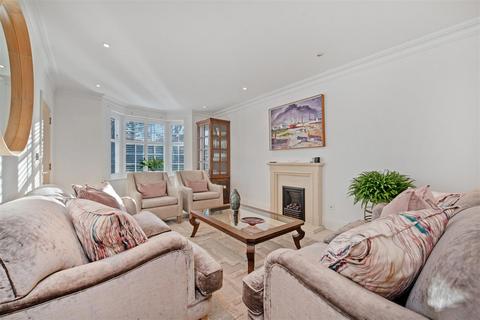 2 Gatcombe Crescent, Ascot, SL5 7HA