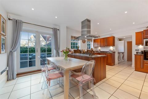 2 Gatcombe Crescent, Ascot, SL5 7HA