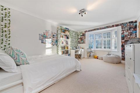 2 Gatcombe Crescent, Ascot, SL5 7HA