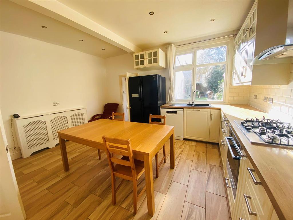 Macclesfield Road, London 3 bed detached house £1,800 pcm (£415 pw)