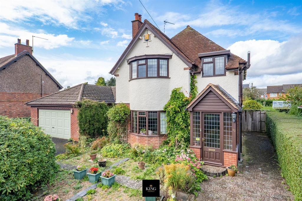 Holt Road, Studley 3 bed detached house £450,000