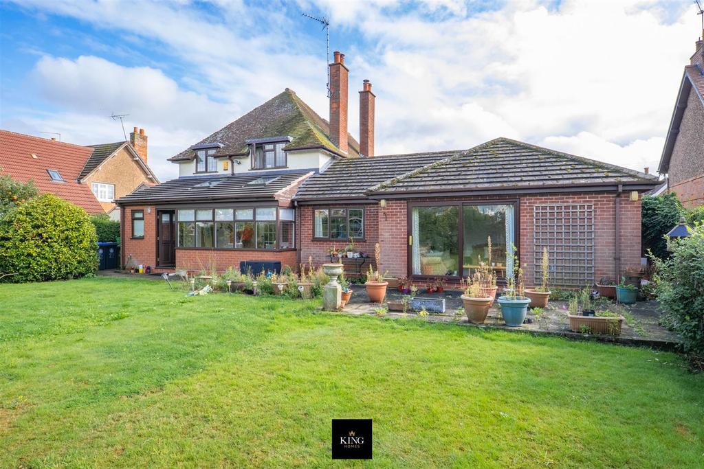 Holt Road, Studley 3 bed detached house £450,000