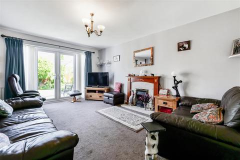 3 Haydon Close, Studley, B80 7SP