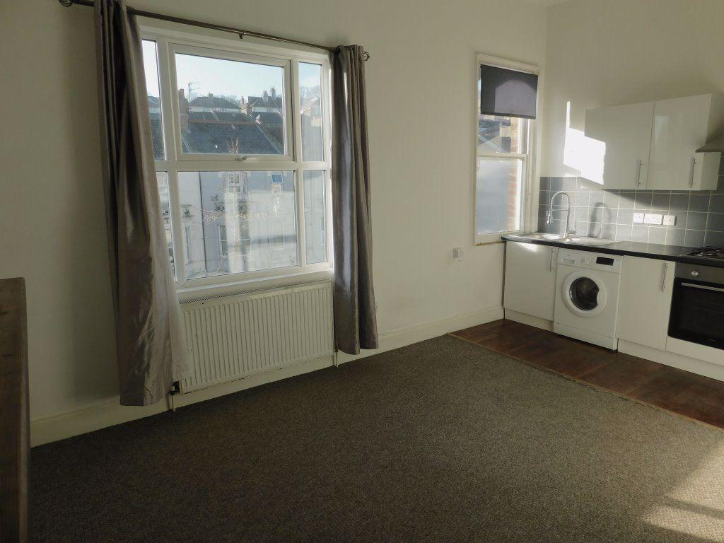 Southwater Road, East Sussex 1 bed flat £695 pcm (£160 pw)