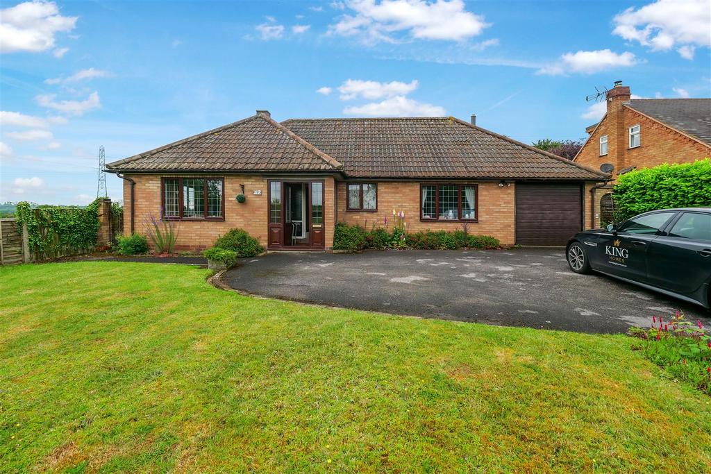 Wood Lane, New End, Astwood Bank 3 bed detached bungalow £425,000
