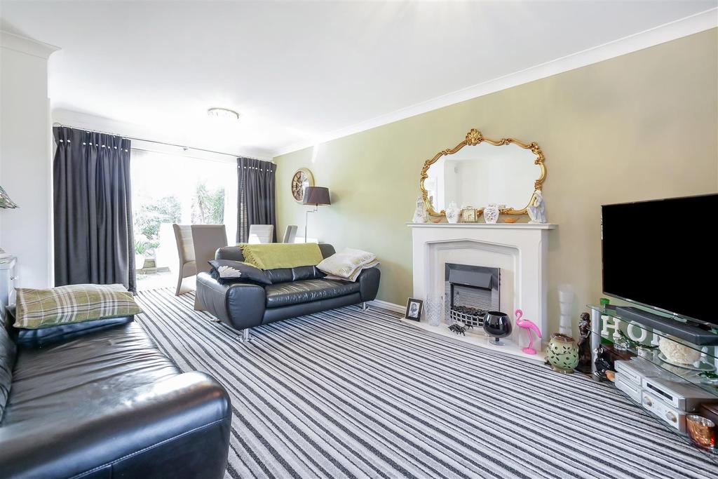 Old Vicarage Gardens, Studley 3 bed semidetached house £300,000