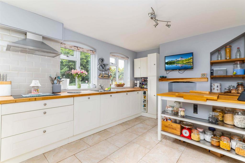 Rushford, Evesham 3 bed semidetached house £325,000