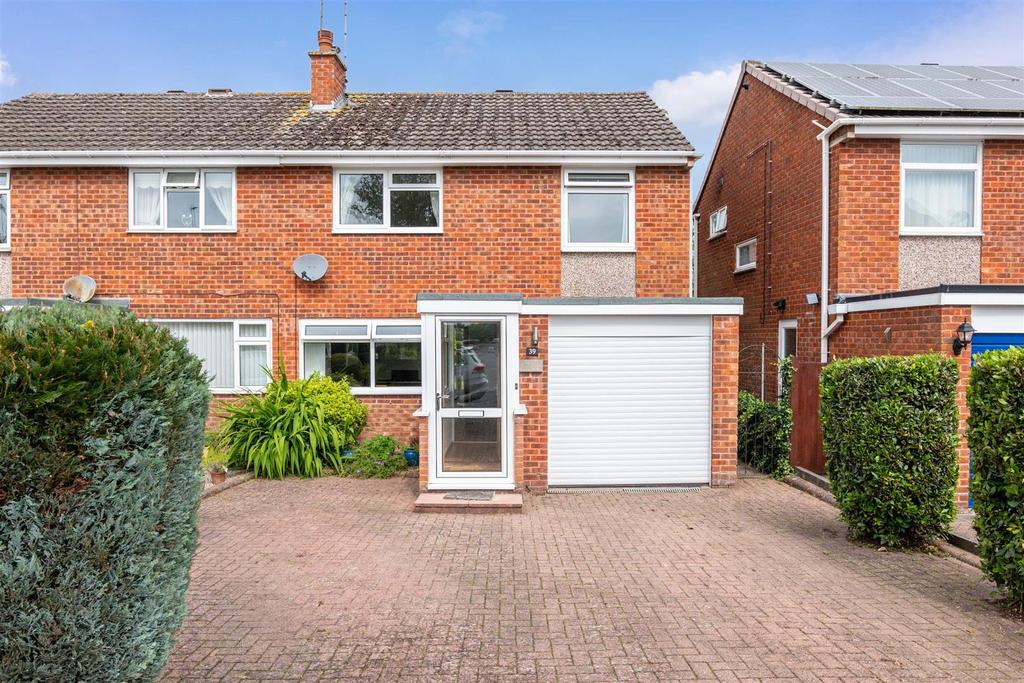 Fields Park Drive, Alcester 3 bed semidetached house £300,000