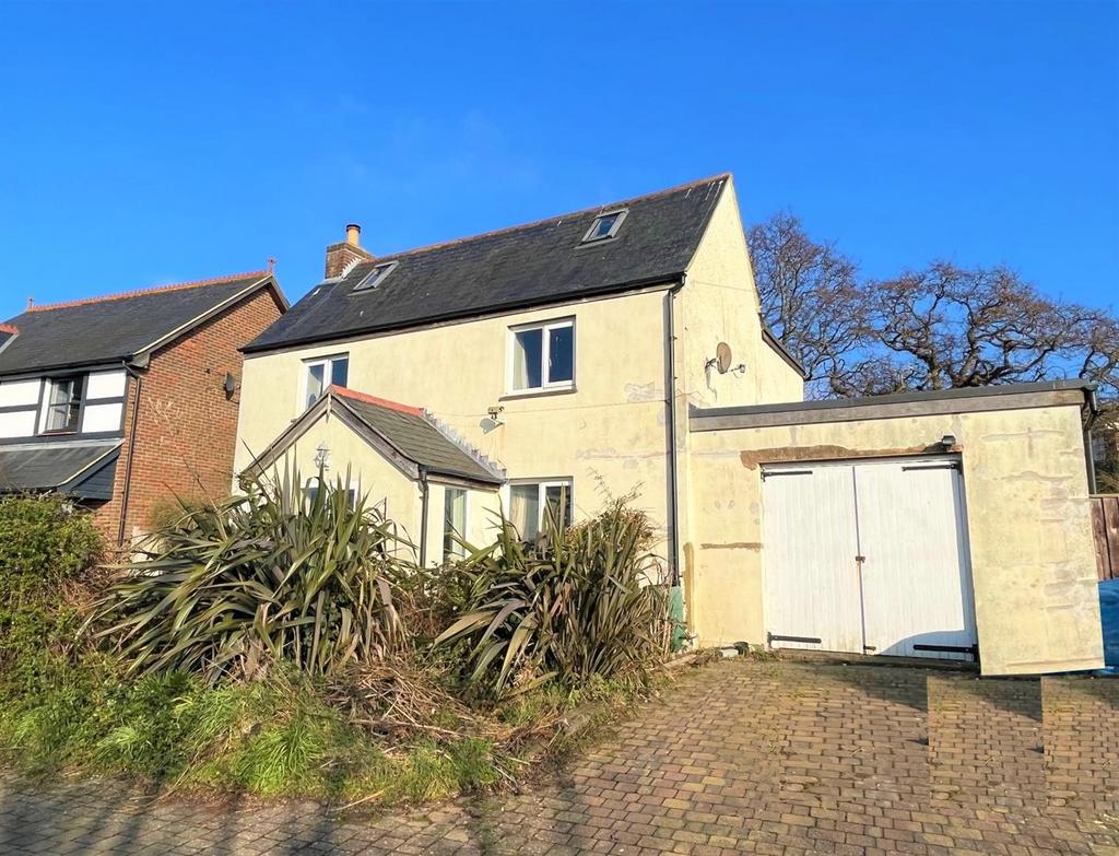 Willow Tree Drive, Cowes 4 bed detached house £325,000