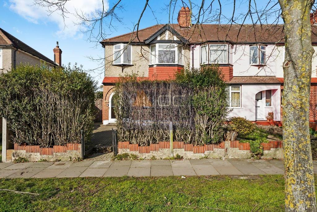 Wood End Lane, Northolt, UB5 4JW 3 bed end of terrace house £1,800