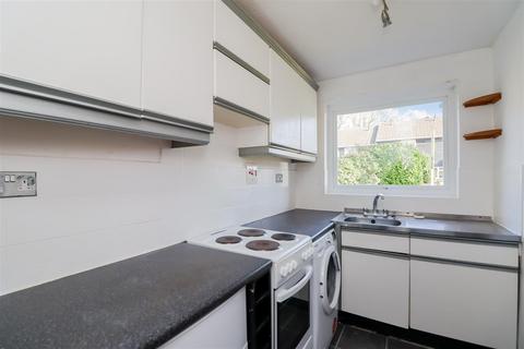 30 Drake Close, Horsham, RH12 5UB