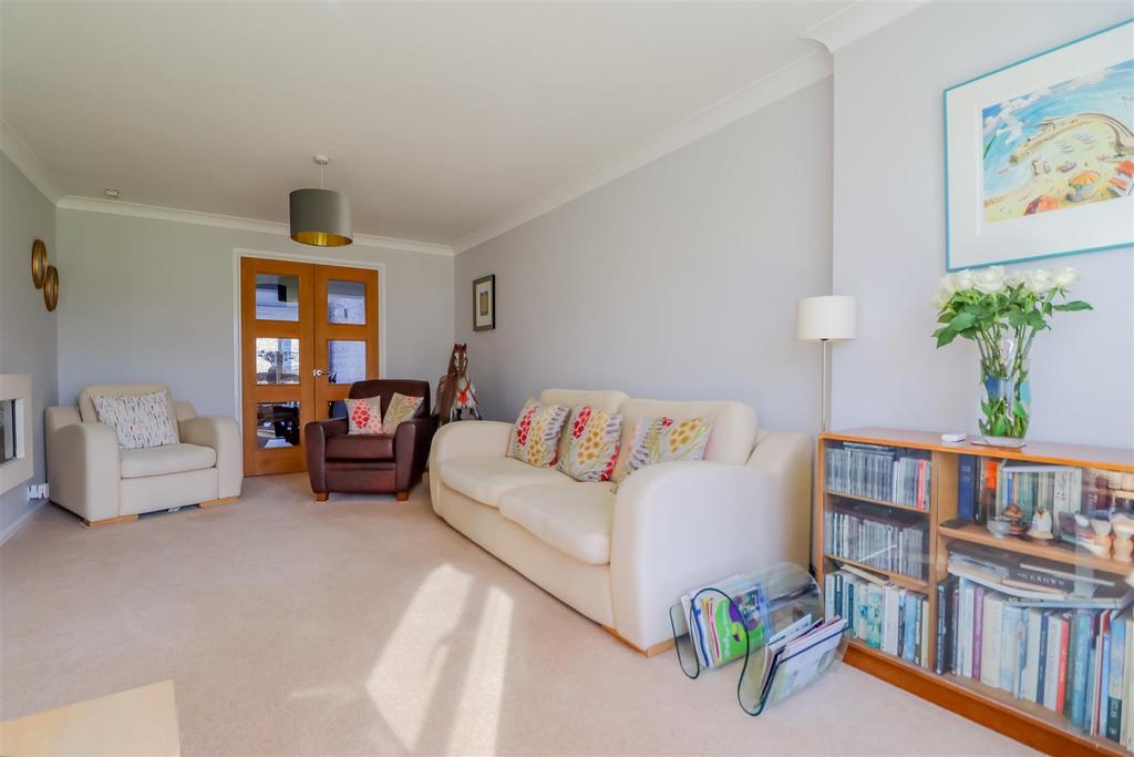 Millfield, Southwater, Horsham 3 bed semidetached house £515,000