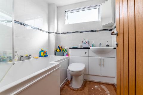 1 Fairwater Crescent, Alcester, B49 6QX