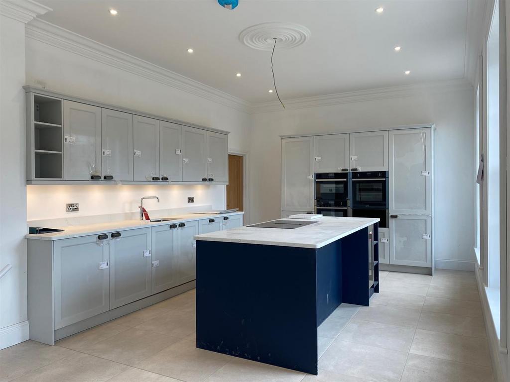 Open plan kitchen / dining