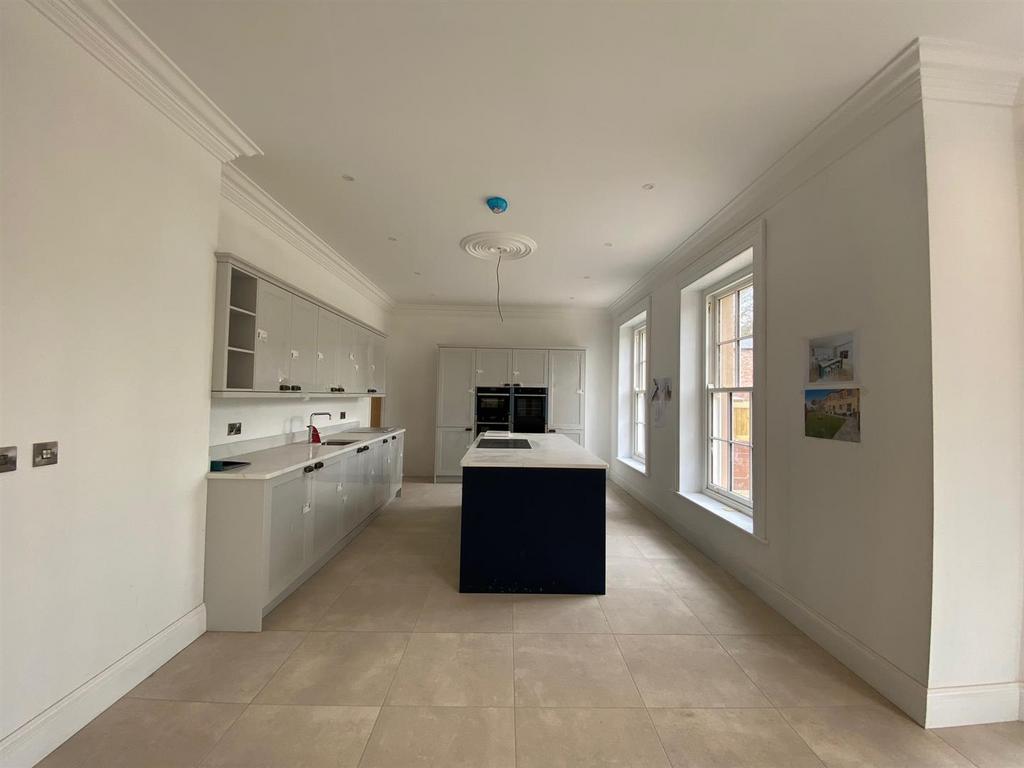 Open plan kitchen / dining