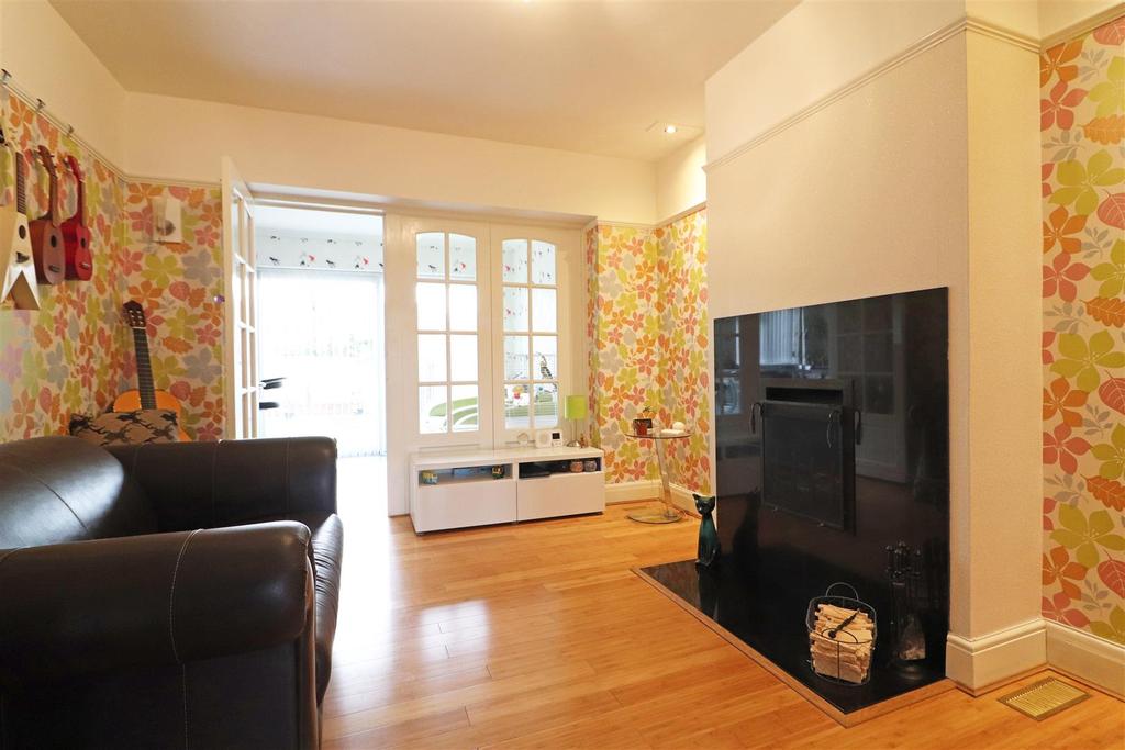 Shirley Avenue, Redhill 3 bed semidetached house £485,000