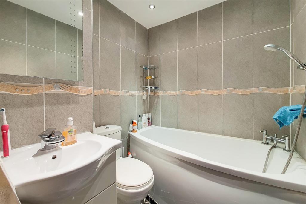 4 Main Ensuite-0.jpg