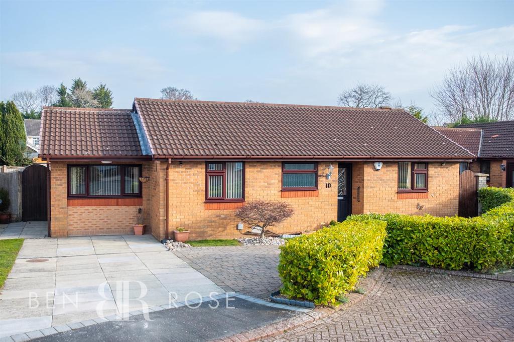 Oakfield Drive, Leyland 3 bed detached house £260,000