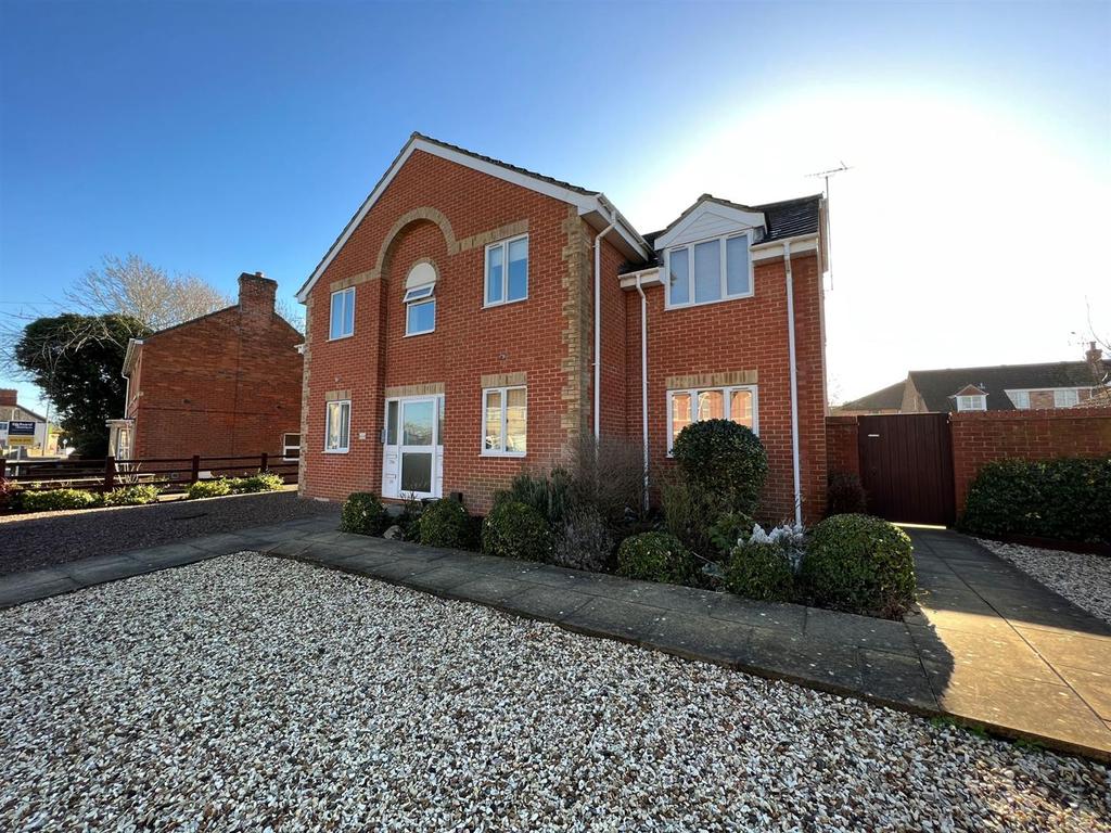 Devizes Road, Wroughton, Swindon 2 bed apartment £850 pcm (£196 pw)