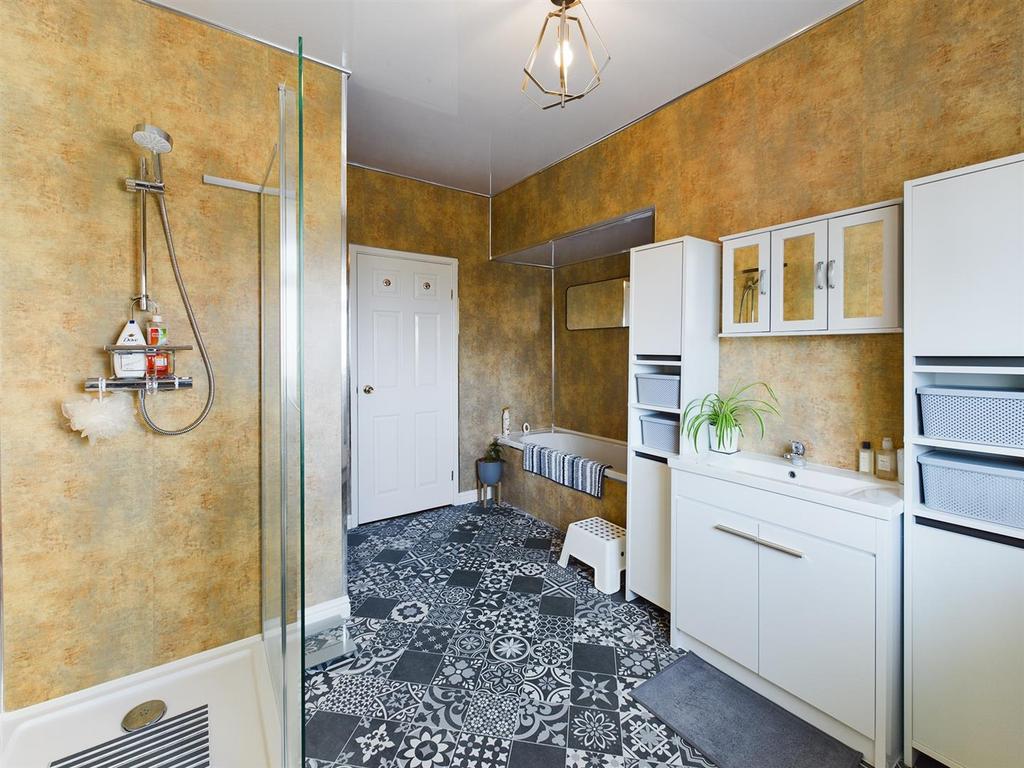 Family Bathroom 1