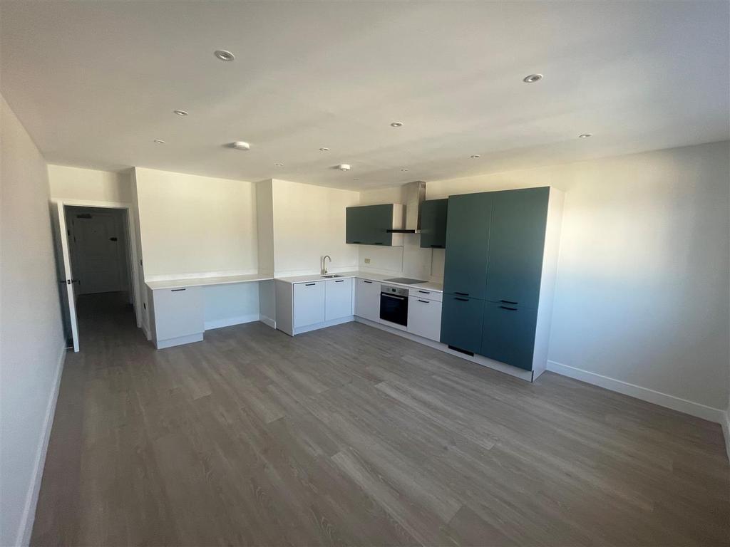 Westborough Road, Southend 2 bed flat £1,650 pcm (£381 pw)