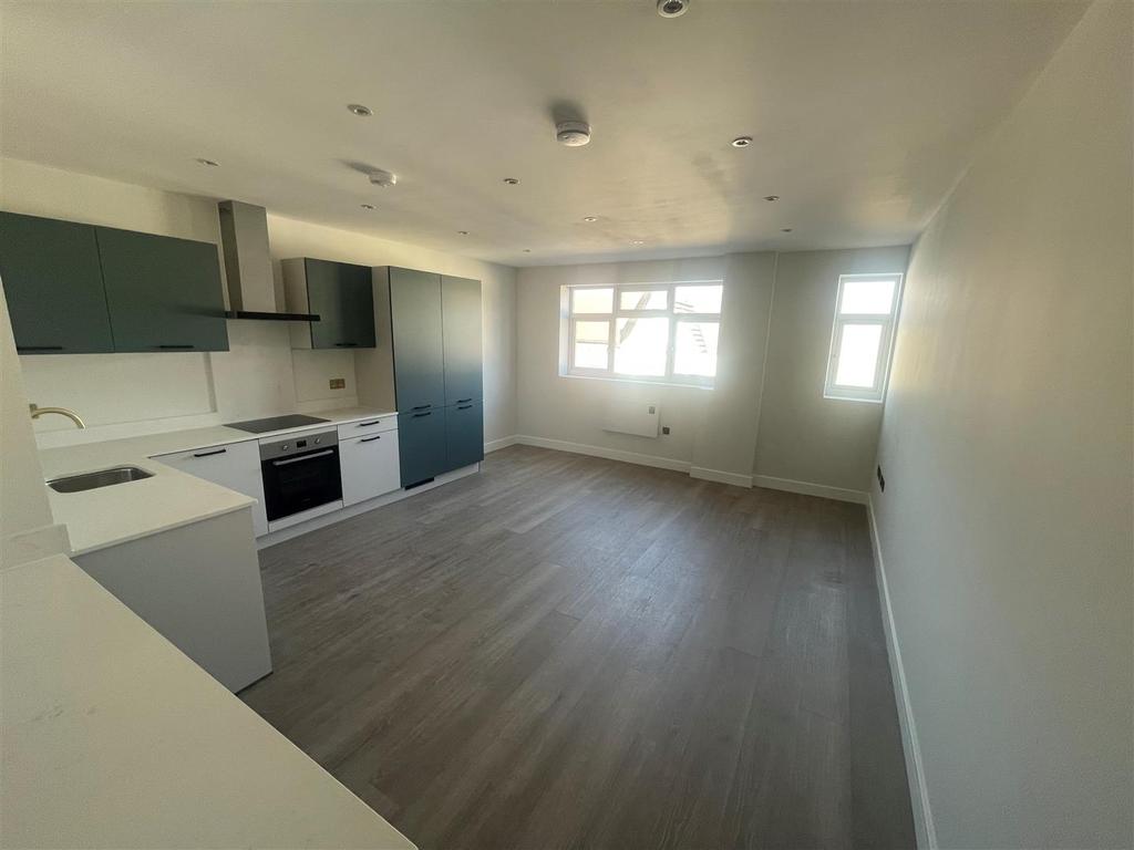Westborough Road, Southend 2 bed flat £1,650 pcm (£381 pw)
